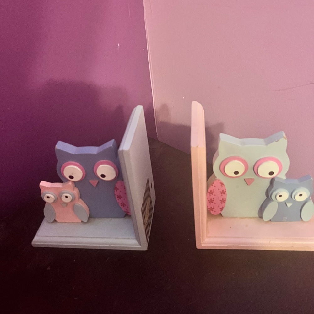 GUC. Set of Mommy with Baby Owl Wooden Bookends.